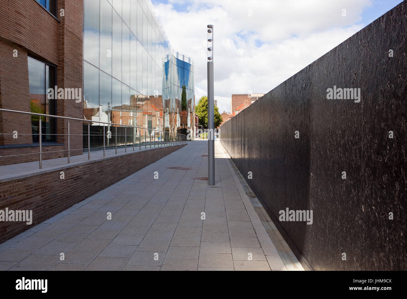 Un edificio di vetro su di un nuovo sviluppo nella città di York con edifici storici sotto una summer blue sky Foto Stock
