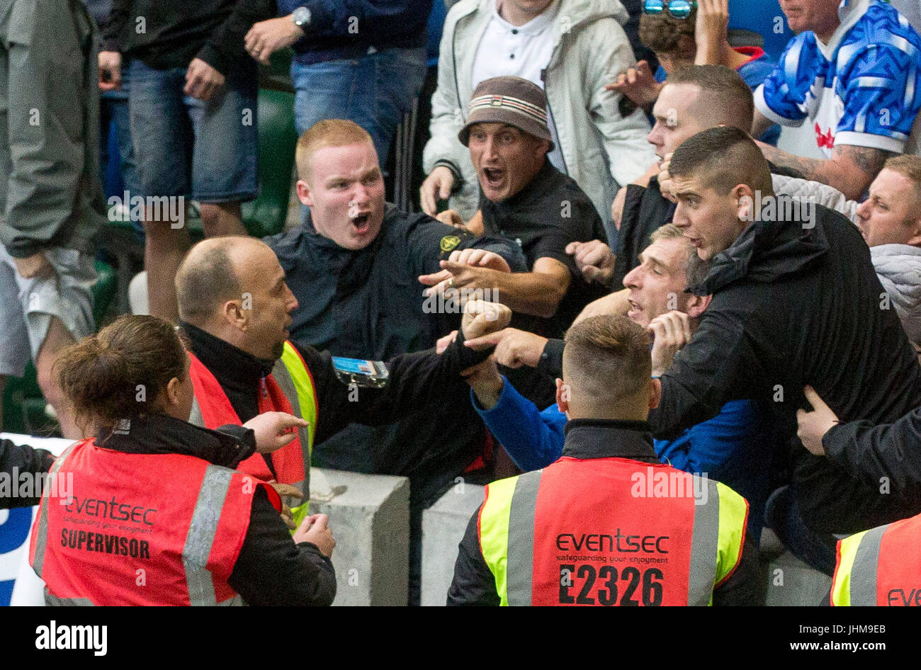 Il personale di sicurezza affrontare Linfield sostenitori durante la UEFA Champions League Qualificazioni, Secondo Round, la prima gamba corrispondono a Windsor Park di Belfast. Foto Stock