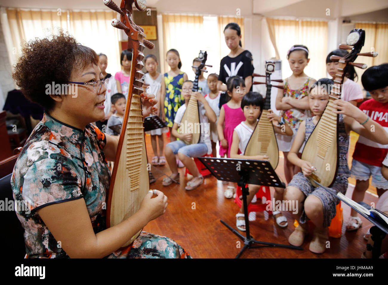 (170714) -- BAOFENG, luglio 14, 2017 (Xinhua) -- i bambini ad imparare a giocare la pipa, antica cetra-come strumento presso il centro culturale in Baofeng County, centrale cinese della Provincia di Henan, luglio 14, 2017. Le classi pubbliche per i bambini sono detenuti dal centro culturale della contea di Baofeng durante ogni vacanza estiva a partire dal 2011, che includono le classi per strumenti musicali, la danza e il teatro dell'opera. (Xinhua/ha di Wuchang,) (xzy) Foto Stock