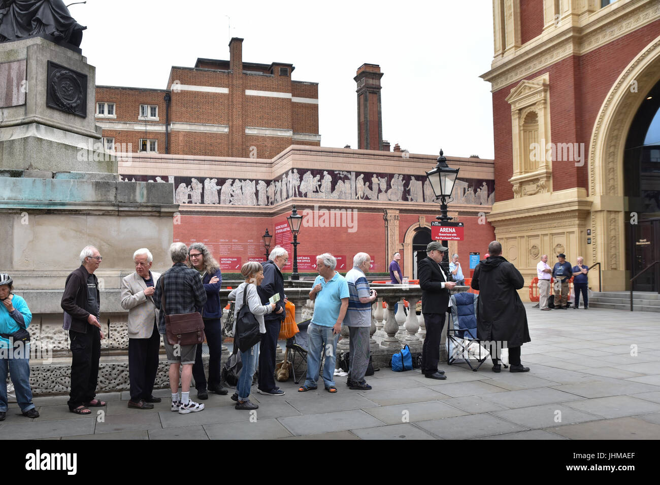 Albert Hall di Londra, Regno Unito. Il 14 luglio 2017. Accodamento Prommers per la prima notte del Prom concerto presso la Royal Albert Hall. Credito: Matteo Chattle/Alamy Live News Foto Stock