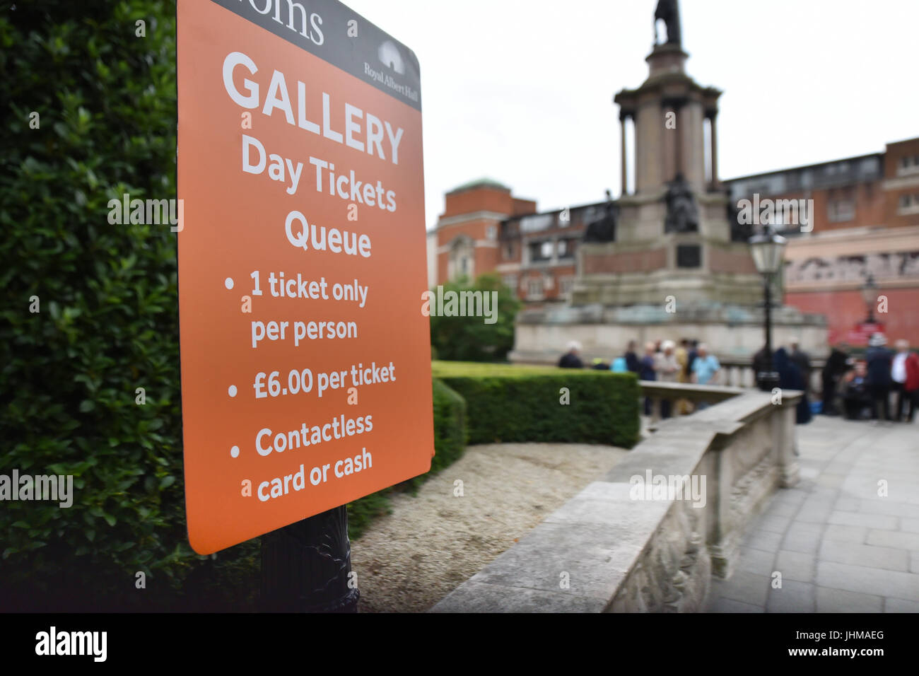 Albert Hall di Londra, Regno Unito. Il 14 luglio 2017. Accodamento Prommers per la prima notte del Prom concerto presso la Royal Albert Hall. Credito: Matteo Chattle/Alamy Live News Foto Stock