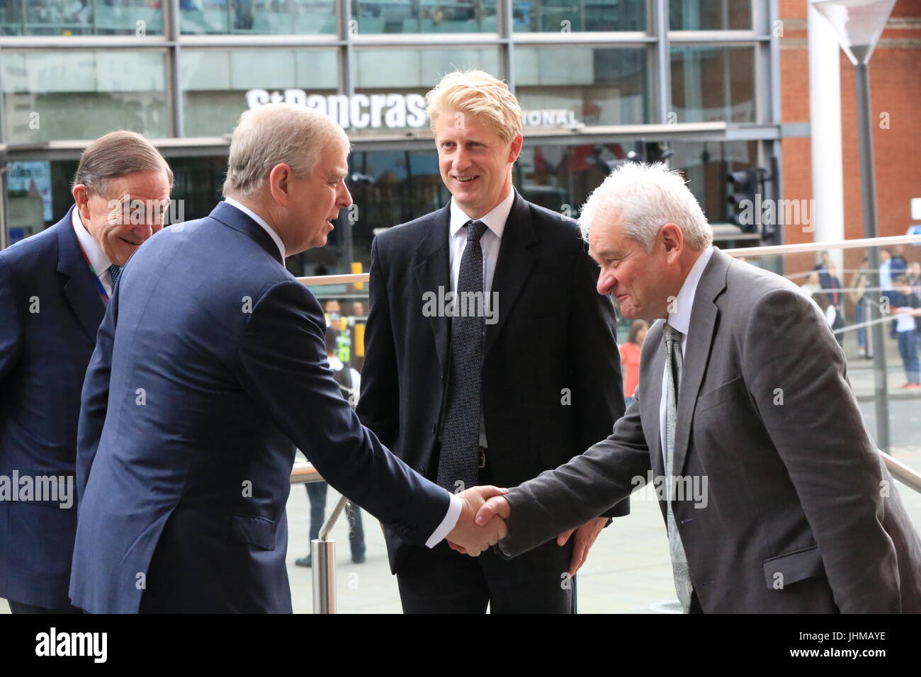 Il re Filippo VI di Spagna e sua moglie Regina Letizia, accompagnato da S.A.R. il principe Andréj, visitando il Francis Crick Institute, un importante centro di ricerche biomediche accanto alla stazione di St Pancras a Londra, dove incontreranno gli scienziati spagnoli. Foto Stock