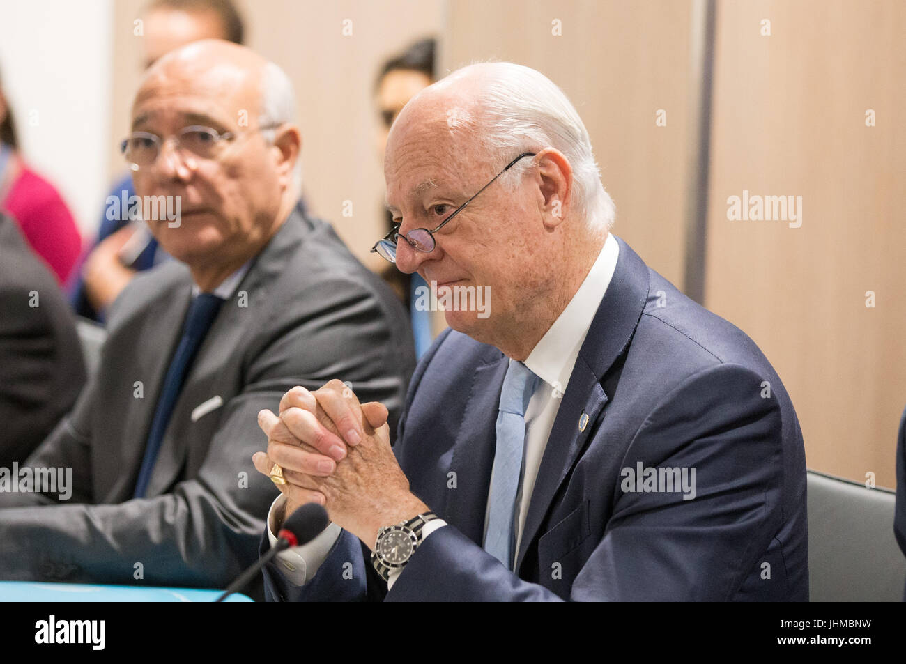 Ginevra, Svizzera. 14 Luglio, 2017. L inviato speciale dell ONU del Segretario generale per la Siria Staffan de Mistura (R) partecipa ad un nuovo round di negoziati con il governo siriano delegazione durante l'intra-siriano parla al Palais des Nations a Ginevra, Svizzera, 14 luglio 2017. Credito: piscina/Xu Jinquan/Xinhua/Alamy Live News Foto Stock