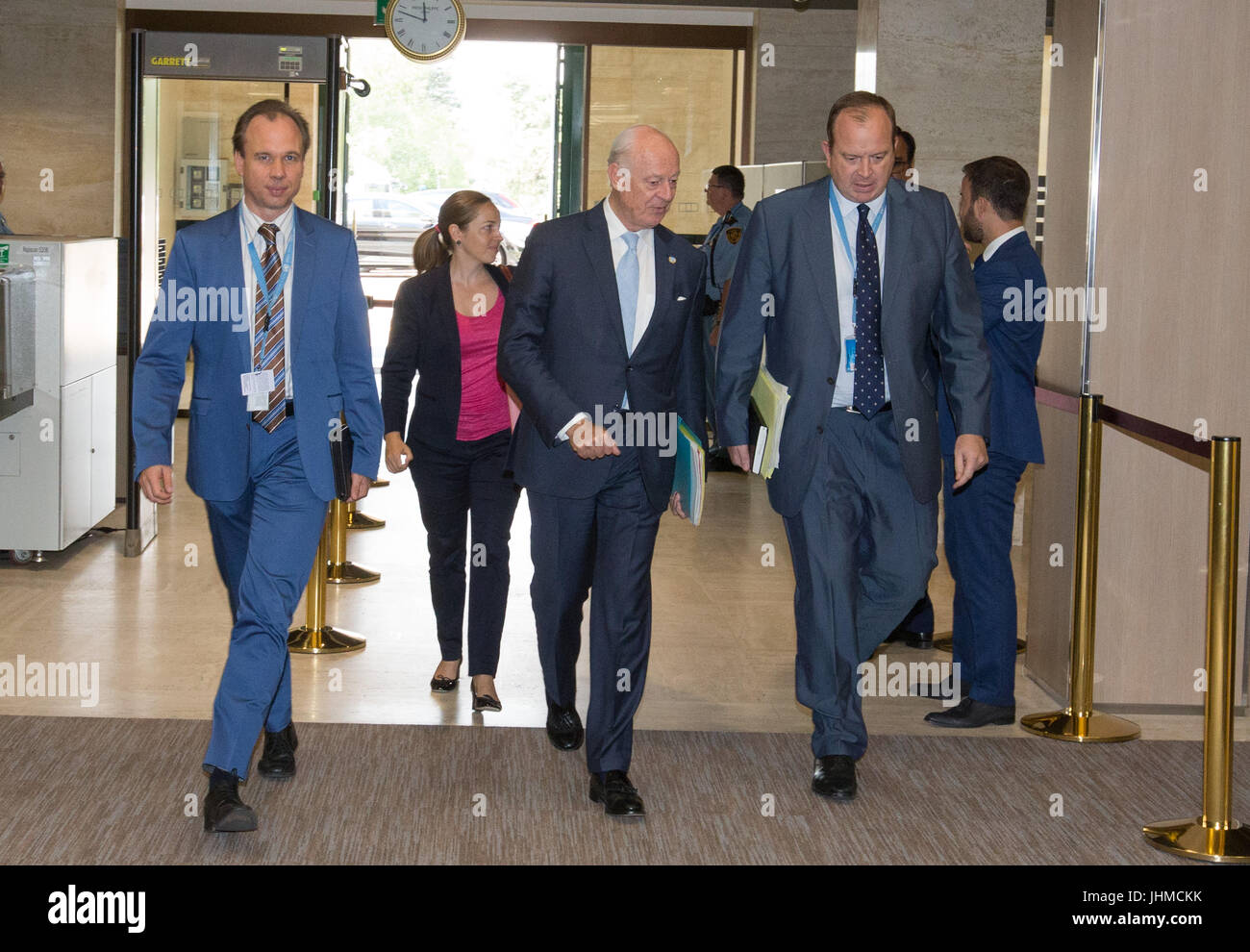 Ginevra. 14 Luglio, 2017. L inviato speciale dell ONU del Segretario generale per la Siria Staffan de Mistura (2a R, anteriore) arriva per un nuovo round di negoziati con il governo siriano delegazione durante l'intra-siriano parla al Palais des Nations a Ginevra, Svizzera, 14 luglio 2017. Credito: piscina/Xu Jinquan/Xinhua/Alamy Live News Foto Stock