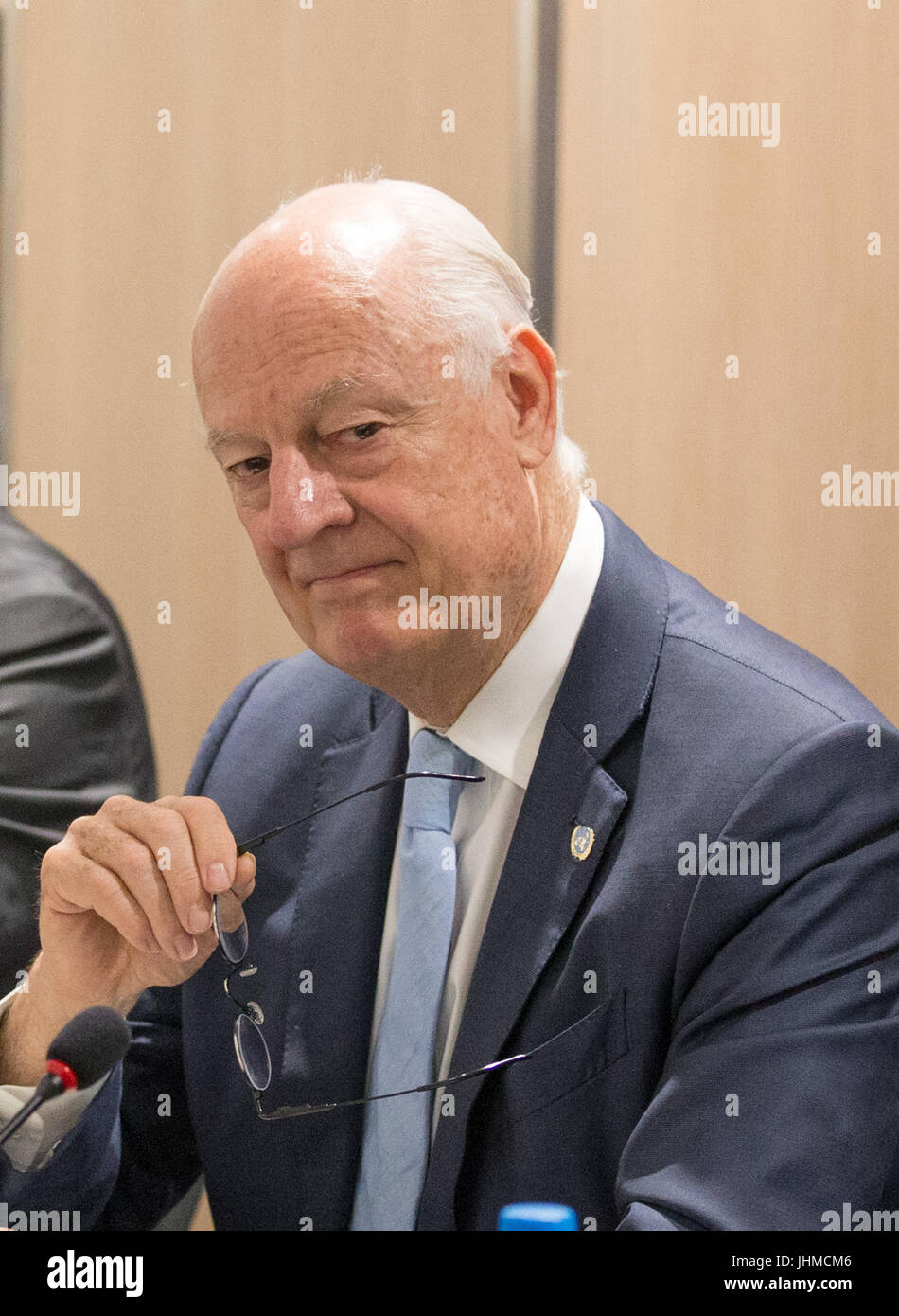 Ginevra. 14 Luglio, 2017. L inviato speciale dell ONU del Segretario generale per la Siria Staffan de Mistura partecipa ad un nuovo round di negoziati con il governo siriano delegazione durante l'intra-siriano parla al Palais des Nations a Ginevra, Svizzera, 14 luglio 2017. Credito: piscina/Xu Jinquan/Xinhua/Alamy Live News Foto Stock