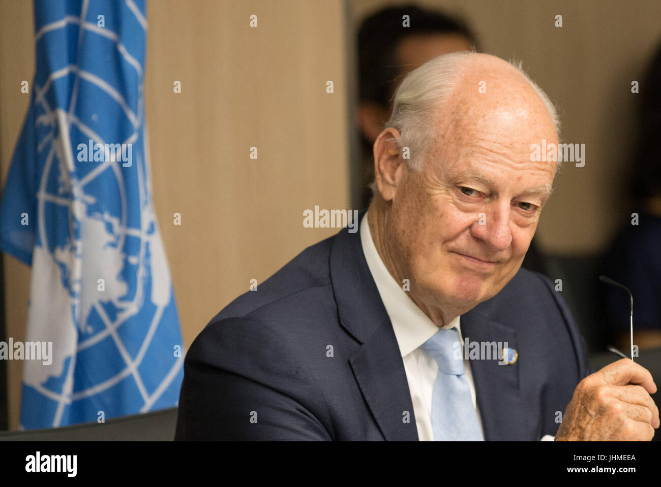 Ginevra, Svizzera. 14 Luglio, 2017. L inviato speciale dell ONU del Segretario generale per la Siria Staffan de Mistura partecipa ad un nuovo round di negoziati con la Siria è il principale partito d opposizione Alto comitato per i negoziati (HNC) leader Nasr al-Hariri (non mostrato) durante la intra-siriano parla al Palais des Nations a Ginevra, Svizzera, 14 luglio 2017. Credito: piscina/Xu Jinquan/Xinhua/Alamy Live News Foto Stock