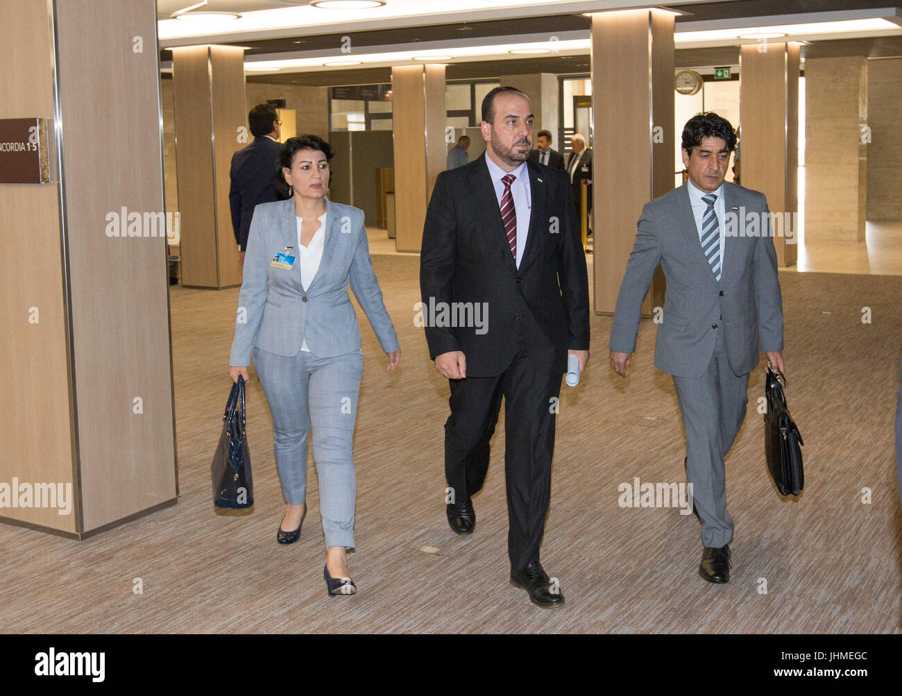 Ginevra, Svizzera. 14 Luglio, 2017. La Siria è il principale partito d opposizione Alto comitato per i negoziati (HNC) leader Nasr al-Hariri (C) arriva per un nuovo ciclo di negoziati con l inviato speciale dell ONU del Segretario generale per la Siria Staffan de Mistura durante la intra-siriano parla al Palais des Nations a Ginevra, Svizzera, 14 luglio 2017. Credito: piscina/Xu Jinquan/Xinhua/Alamy Live News Foto Stock