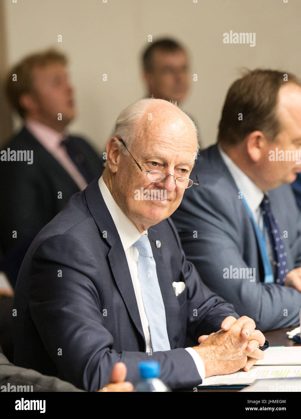Ginevra, Svizzera. 14 Luglio, 2017. L inviato speciale dell ONU del Segretario generale per la Siria Staffan de Mistura partecipa ad un nuovo round di negoziati con la Siria è il principale partito d opposizione Alto comitato per i negoziati (HNC) leader Nasr al-Hariri (non mostrato) durante la intra-siriano parla al Palais des Nations a Ginevra, Svizzera, 14 luglio 2017. Credito: piscina/Xu Jinquan/Xinhua/Alamy Live News Foto Stock