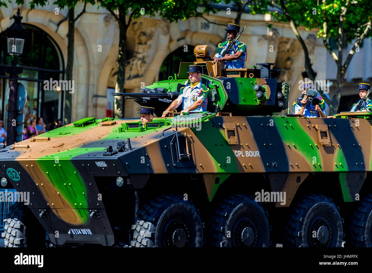 Parigi, Francia. 14 Juy 17. Militari francesi e la polizia ha messo su un display forte su Bastille parata del giorno. Credito: Samantha Ohlsen/Alamy Live News Foto Stock