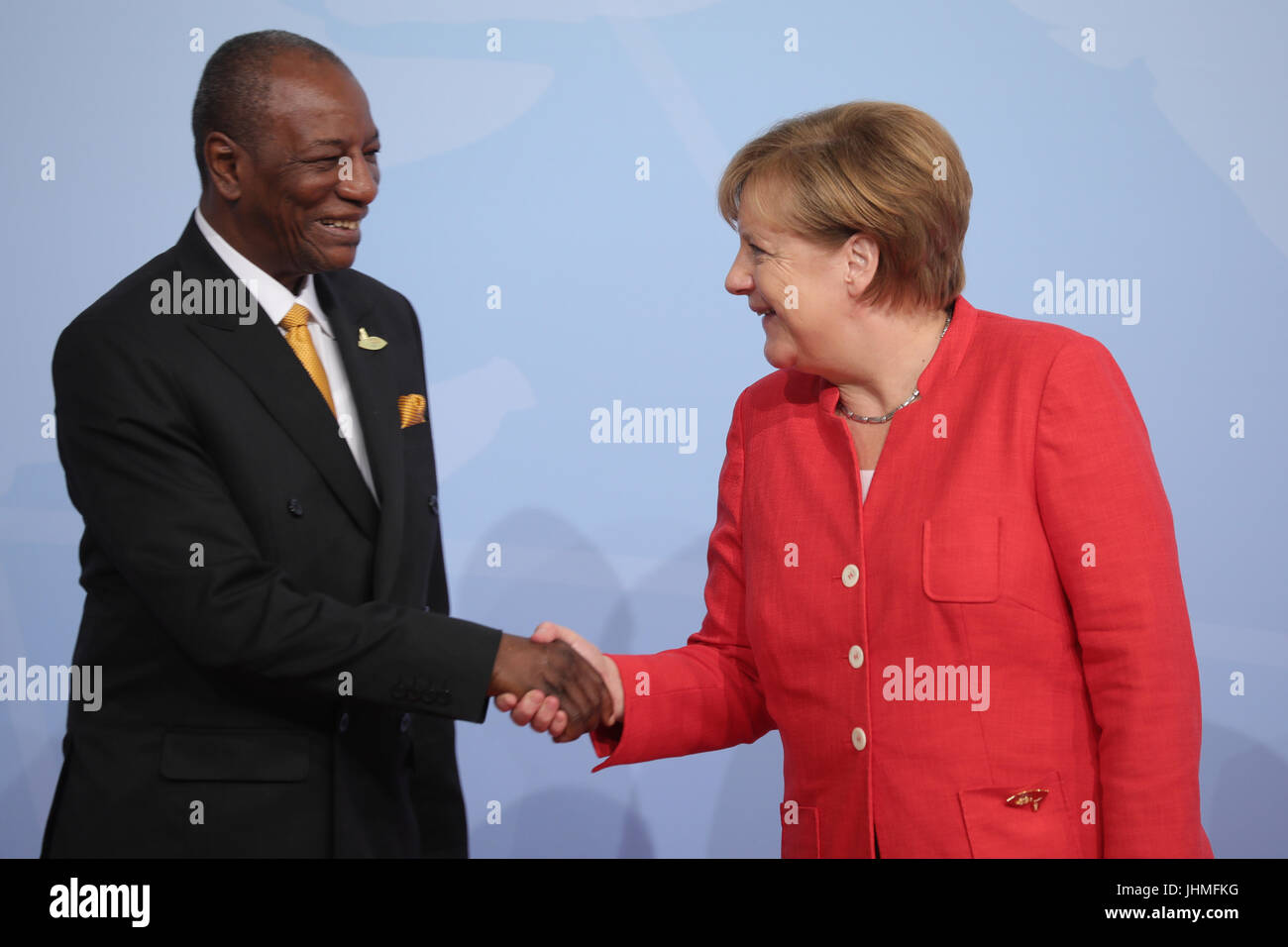 Il cancelliere tedesco Angela Merkel accoglie il Presidente della Guinea, Alpha Conde, come rappresentante della Unione Africana (AU) durante il vertice del G20 a Amburgo, Germania, 07 luglio 2017. I capi dei governi del G20 gruppo di paesi si sono riuniti in Amburgo sull'7-8 luglio 2017. Foto: Michael Kappeler/dpa Foto Stock