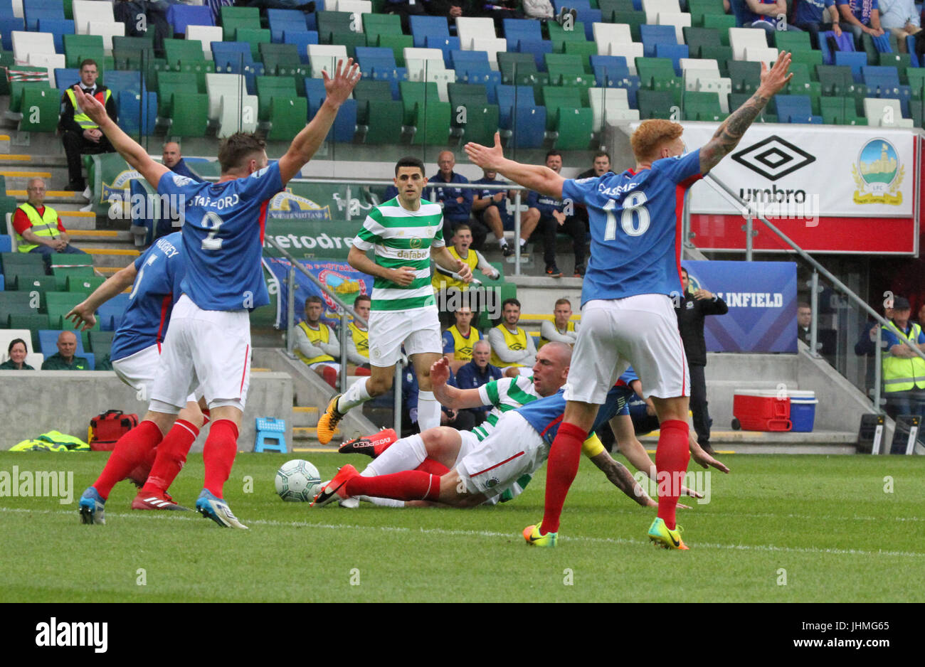 Windsor Park, Belfast, Regno Unito. Il 14 luglio 2017. Linfield v Celtic (UEFA CL QR2 prima gamba). Celtic capitano Scott Brown urta contro il suo avversario. Credit:CAZIMB/Alamy Live News. Foto Stock