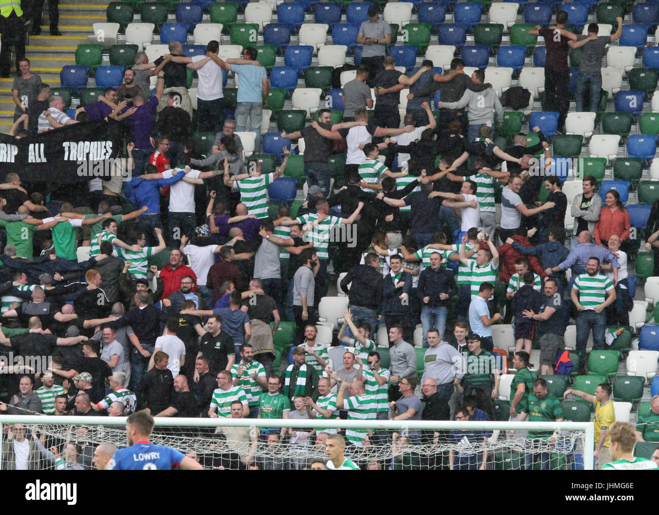 Windsor Park, Belfast, Regno Unito. Il 14 luglio 2017. Linfield v Celtic (UEFA CL QR2 prima gamba). Appassionati di musica celtica celebrare dopo il secondo obiettivo. Credit:CAZIMB/Alamy Live News. Foto Stock