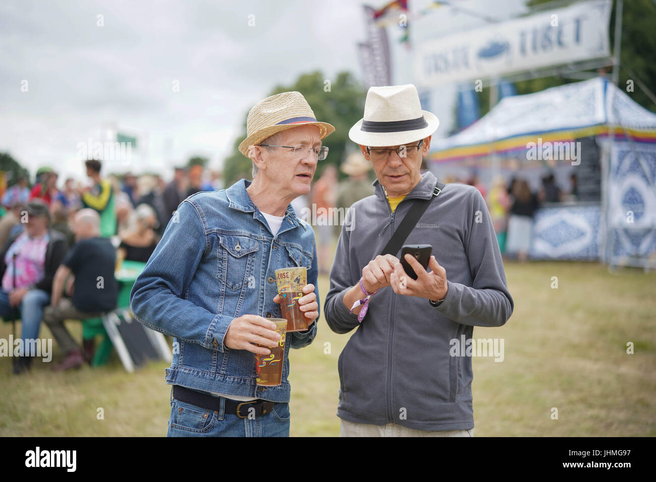 Henham Park, Suffolk, Regno Unito. 14 Luglio, 2017. I frequentatori del festival il giorno 2 (Venerdì) al 2017 Latitude festival in Henham Park, Southwold nel Suffolk. Foto Data: Venerdì, 14 luglio 2017. Foto di credito dovrebbe leggere: Roger Garfield/Alamy Live News. Foto Stock