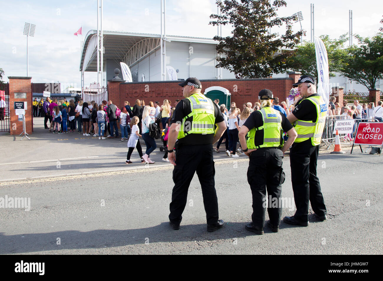 Northampton, Regno Unito Olly Murs concerto presso il County Ground.14 luglio 2017. 17.000 biglietti per tonights evento provoca code all'ingresso in Abington Ave a causa dell'intensificato i controlli di sicurezza. Credito: Keith J Smith./Alamy Live News. Foto Stock