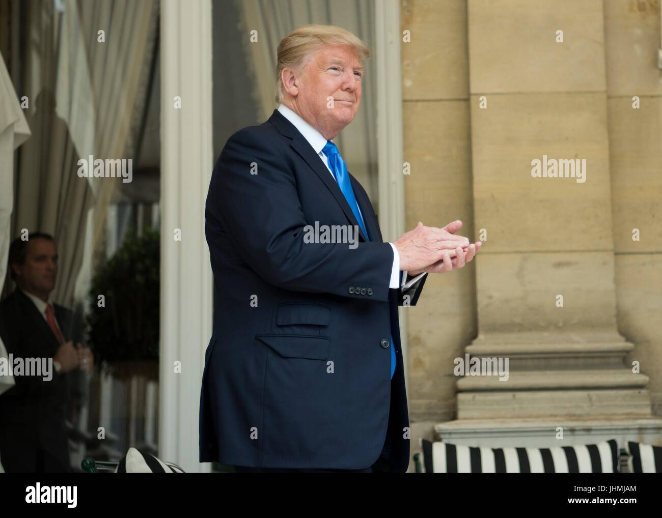 Stati Uniti Presidente Donald Trump arriva per un evento in onore di American veterani in Stati Uniti Ambasciatori Residence alla vigilia del giorno della Bastiglia Luglio 13, 2017 a Parigi, Francia. La prima famiglia è a Parigi, per commemorare il centenario del Stati Uniti' entrata in guerra mondiale I e frequentare il giorno della Bastiglia. Foto Stock