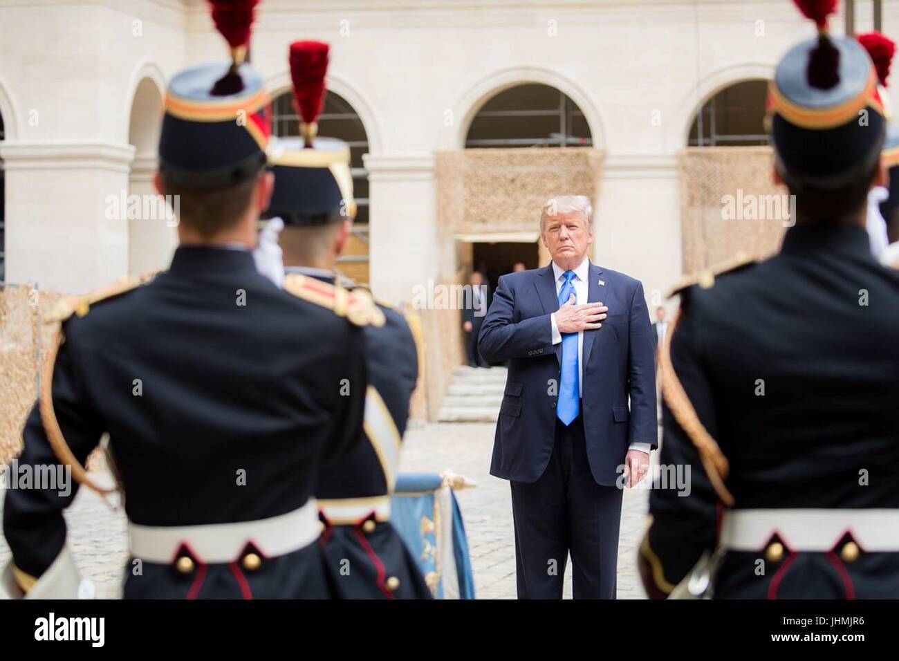 Stati Uniti Presidente Donald Trump sta per la riproduzione degli inni nazionali durante una visita a Les Invalides museo con il presidente francese Emmanuel Macron Luglio 13, 2017 a Parigi, Francia. La prima famiglia è a Parigi, per commemorare il centenario del Stati Uniti' entrata in guerra mondiale I e partecipare alle celebrazioni per il giorno della Bastiglia. Foto Stock