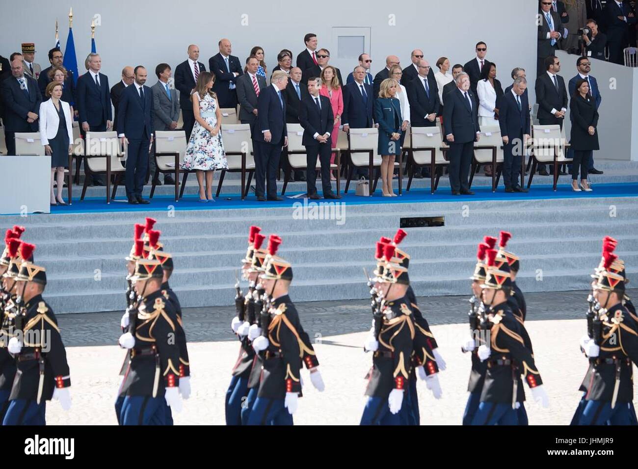 Stati Uniti Presidente Donald Trump e il presidente francese Emmanuel Macron guarda il giorno della Bastiglia parata militare dal riesame di stand lungo gli Champs Elysees 14 luglio 2017 a Parigi, Francia. La prima famiglia è a Parigi, per commemorare il centenario del Stati Uniti' entrata in guerra mondiale I e partecipare alle celebrazioni per il giorno della Bastiglia. Foto Stock