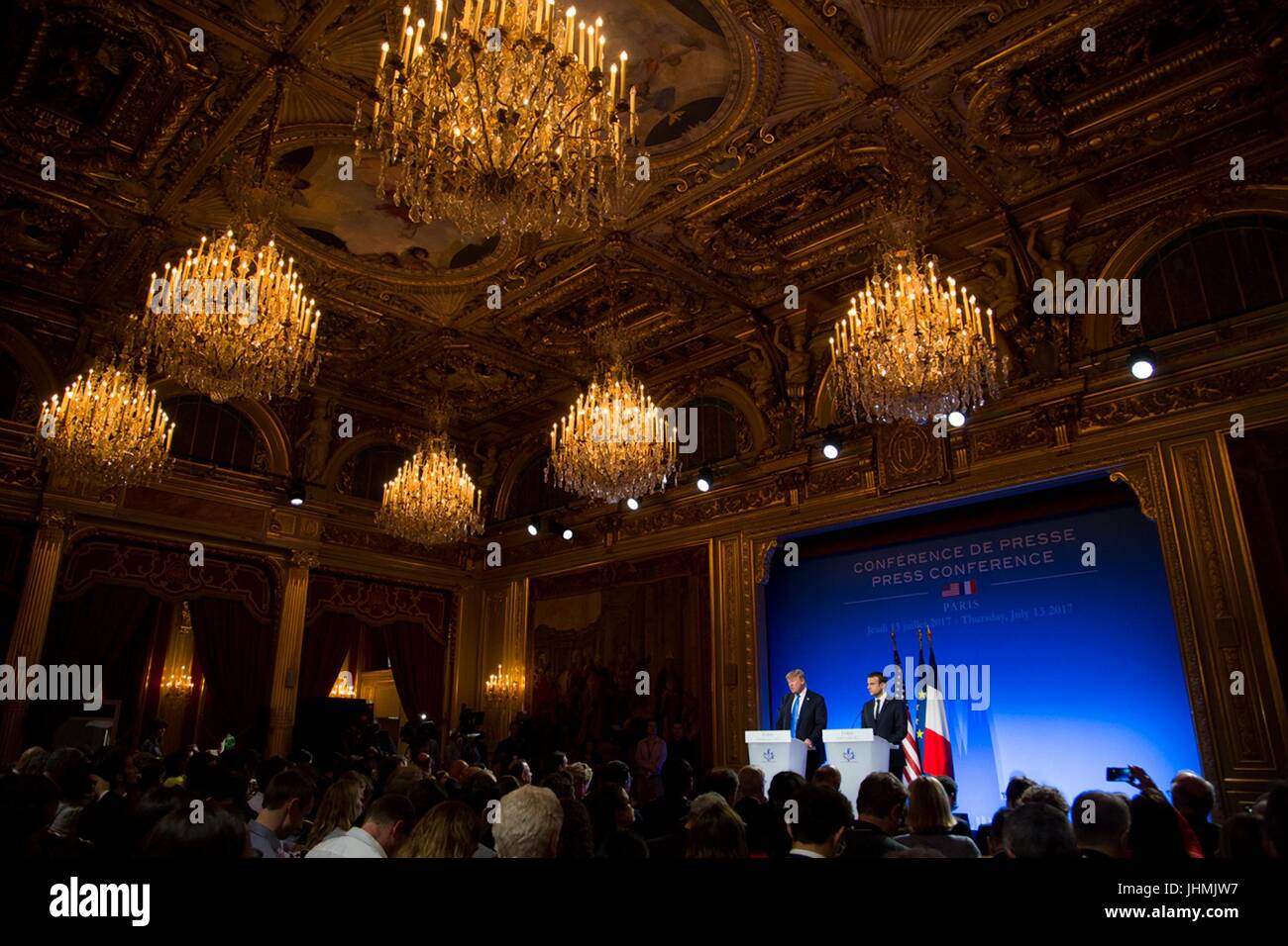 Stati Uniti Presidente Donald Trump e il presidente francese Emmanuel Macron durante una conferenza stampa congiunta al Elysee Palace Luglio 13, 2017 a Parigi, Francia. La prima famiglia è a Parigi, per commemorare il centenario del Stati Uniti' entrata in guerra mondiale I e partecipare alle celebrazioni per il giorno della Bastiglia. Foto Stock