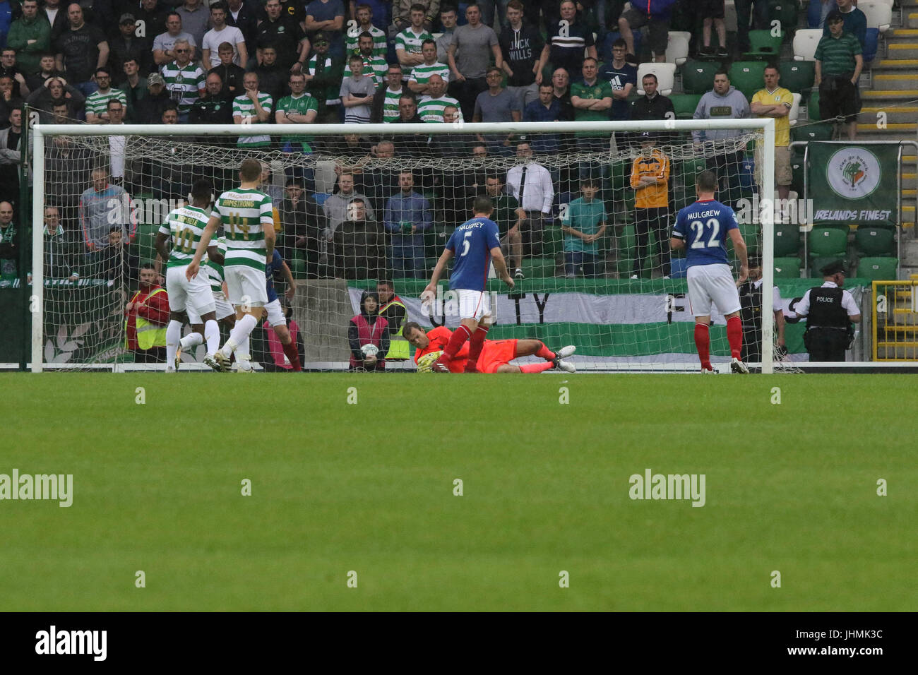 Windsor Park, Belfast, Regno Unito. Il 14 luglio 2017. Linfield v Celtic (UEFA CL QR2 prima gamba). Linfield Roy Carroll ha fatto una buona serie di seconda metà salva. Credit:CAZIMB/Alamy Live News. Foto Stock