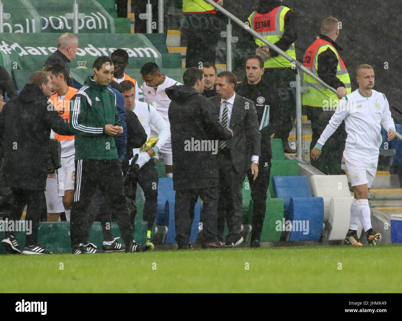 Windsor Park, Belfast, Regno Unito. Il 14 luglio 2017. Linfield v Celtic (UEFA CL QR2 prima gamba). I manager David Healy (sinistra) e Brendan Rodgers agitare le mani alla fine del gioco. Credit:CAZIMB/Alamy Live News. Foto Stock