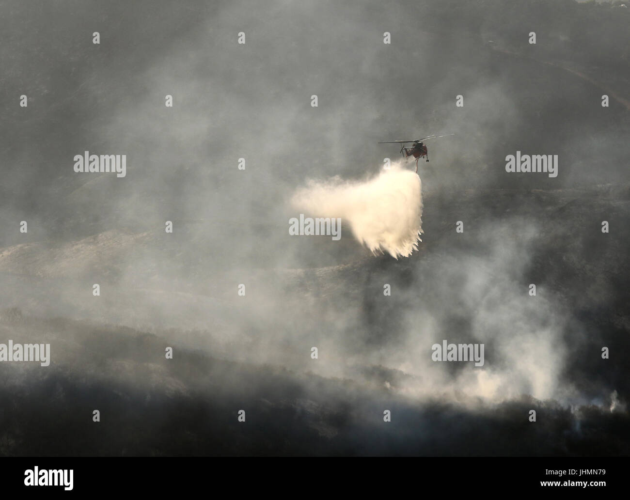 Goleta, California, USA. 14 Luglio, 2017. Un elicottero scende acqua sul fuoco Whittier Venerdì 14 Luglio, 2017. Credito: Daniel Dreifuss/Alamy Live News Foto Stock