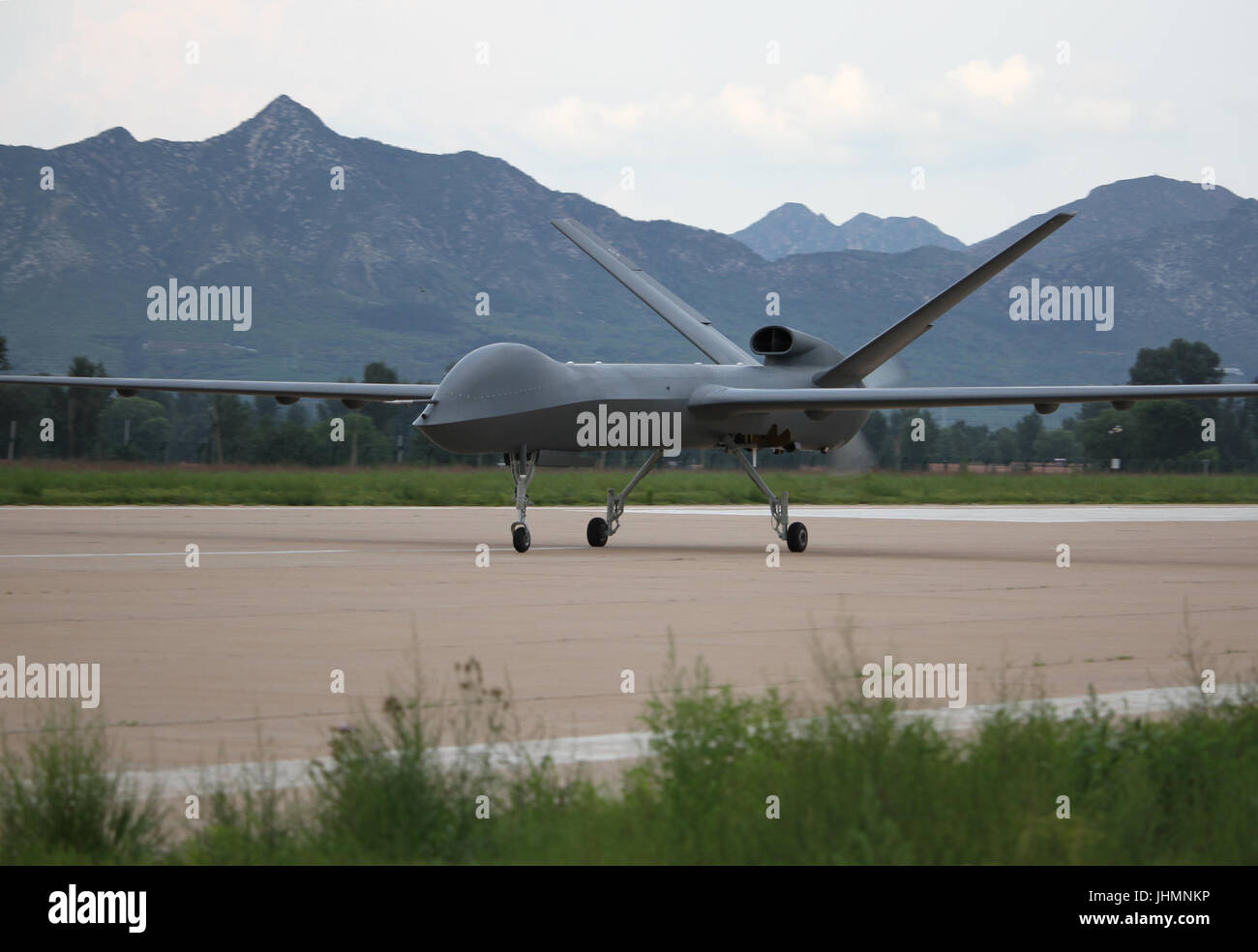 Un aeroporto nell Hebei cinese nella provincia di Hebei. 14 Luglio, 2017. La produzione di massa di modello della Cina di drone CH-5, o 'Caihong (arcobaleno) 5', si prepara a decollare durante il suo volo di prova nel nord della Cina di nella provincia di Hebei, luglio 14, 2017. Introdotto in un'airshow internazionale nel sud della città cinese di Zhuhai lo scorso anno, il CH-5 può condurre la ricognizione, sorveglianza, patrol, target di posizionamento e di colpire le missioni, secondo il suo sviluppatore. Credito: Bai Guolong/Xinhua/Alamy Live News Foto Stock