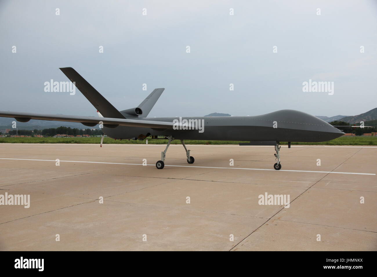 Un aeroporto nell Hebei cinese nella provincia di Hebei. 14 Luglio, 2017. La produzione di massa di modello della Cina di drone CH-5, o 'Caihong (arcobaleno) 5', completa il suo volo di prova nel nord della Cina di nella provincia di Hebei, luglio 14, 2017. Introdotto in un'airshow internazionale nel sud della città cinese di Zhuhai lo scorso anno, il CH-5 può condurre la ricognizione, sorveglianza, patrol, target di posizionamento e di colpire le missioni, secondo il suo sviluppatore. Credito: Bai Guolong/Xinhua/Alamy Live News Foto Stock