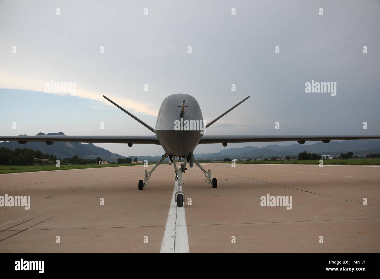 Un aeroporto nell Hebei cinese nella provincia di Hebei. 14 Luglio, 2017. La produzione di massa di modello della Cina di drone CH-5, o 'Caihong (arcobaleno) 5', completa il suo volo di prova nel nord della Cina di nella provincia di Hebei, luglio 14, 2017. Introdotto in un'airshow internazionale nel sud della città cinese di Zhuhai lo scorso anno, il CH-5 può condurre la ricognizione, sorveglianza, patrol, target di posizionamento e di colpire le missioni, secondo il suo sviluppatore. Credito: Bai Guolong/Xinhua/Alamy Live News Foto Stock