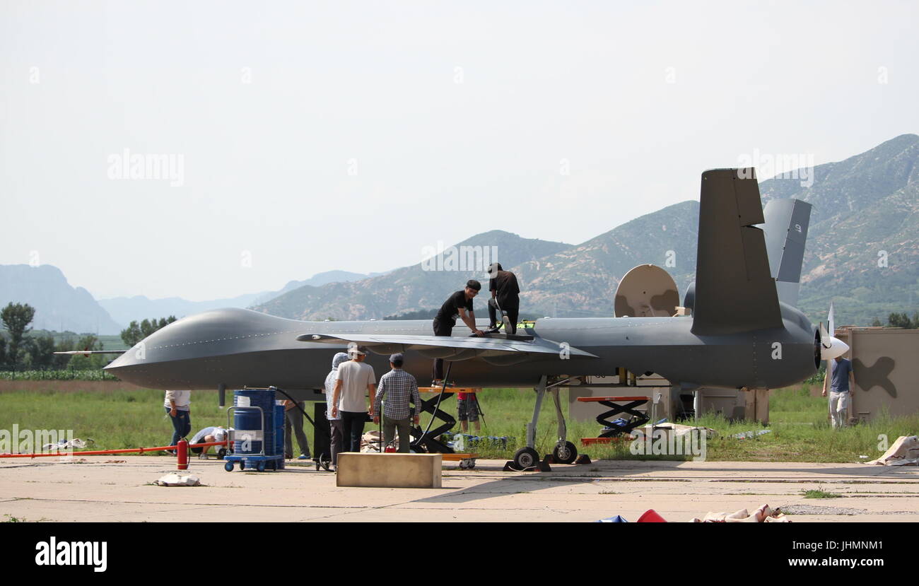 Un aeroporto nell Hebei cinese nella provincia di Hebei. 14 Luglio, 2017. Staff di lavoro prepara il volo di prova della massa-modello di produzione della Cina il drone CH-5, o 'Caihong (arcobaleno) 5', nel nord della Cina di nella provincia di Hebei, luglio 14, 2017. Introdotto in un'airshow internazionale nel sud della città cinese di Zhuhai lo scorso anno, il CH-5 può condurre la ricognizione, sorveglianza, patrol, target di posizionamento e di colpire le missioni, secondo il suo sviluppatore. Credito: Bai Guolong/Xinhua/Alamy Live News Foto Stock