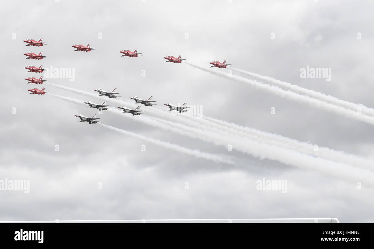 Gloucestershire, Regno Unito. 14 Luglio, 2017. La RAF Aerobatic Team, le frecce rosse e della US Air Force aria squadrone di dimostrazione, il Thunderbirds eseguire un fly-by presso il Royal International Tattoo ( RIAT) 2017 a Fairford airbase, Gloucestershire Foto Stock