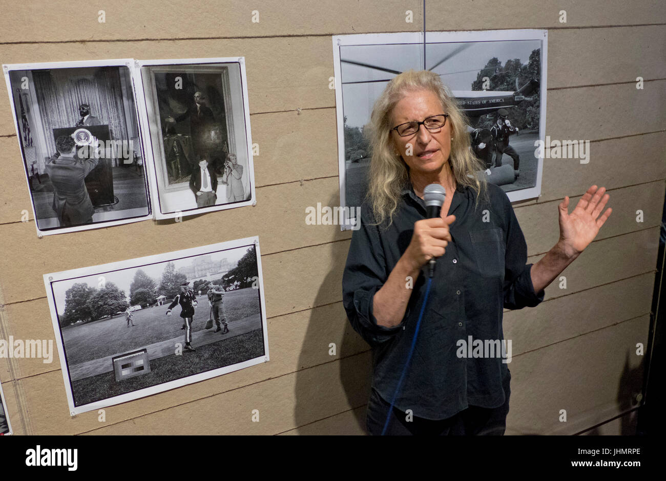 Il leggendario fotografo americano Annie Leibowitz presentando la sua prima opera importante retrospettiva al Rencontres d'Arles famosa fotografia annuale festival nella città di Arles nel sud della Francia Foto Stock