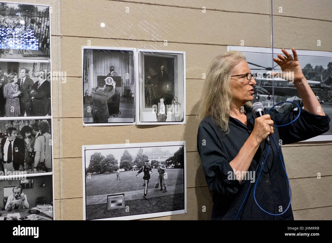 Il leggendario fotografo americano Annie Leibowitz presentando la sua prima opera importante retrospettiva al Rencontres d'Arles famosa fotografia annuale festival nella città di Arles nel sud della Francia Foto Stock