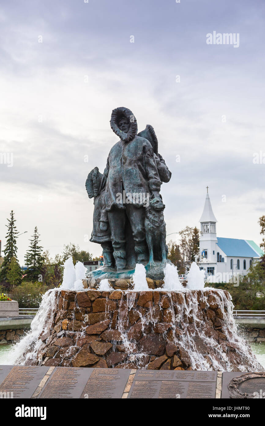 Statua "Sconosciuto prima famiglia"e la concezione della chiesa costruita (1904) in background atGolden cuore Plaza, Fairbanks, Alaska, STATI UNITI D'AMERICA Foto Stock