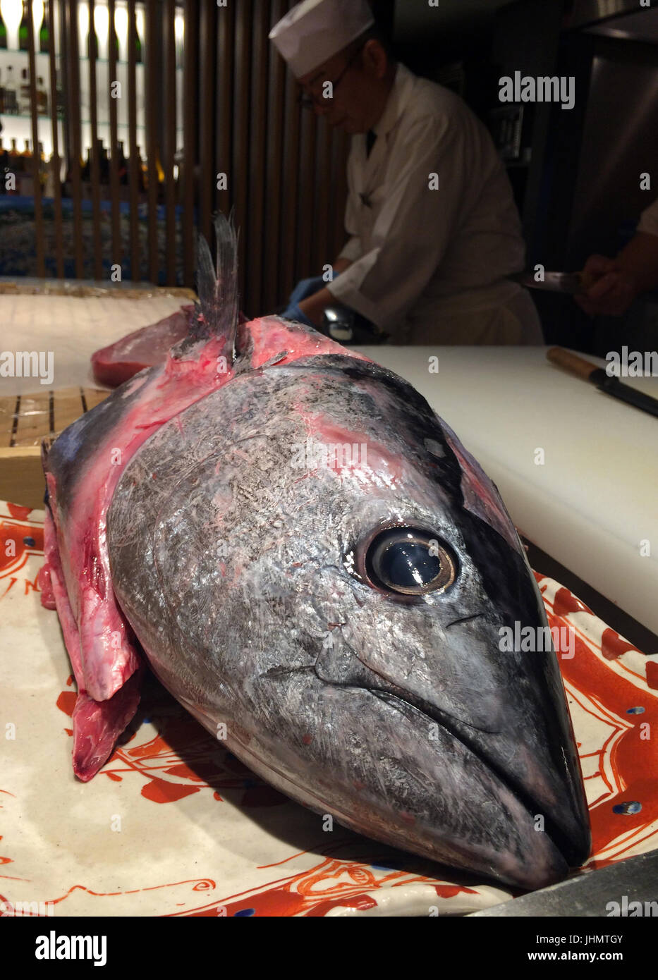Tonno tagliato da sushi master Foto Stock