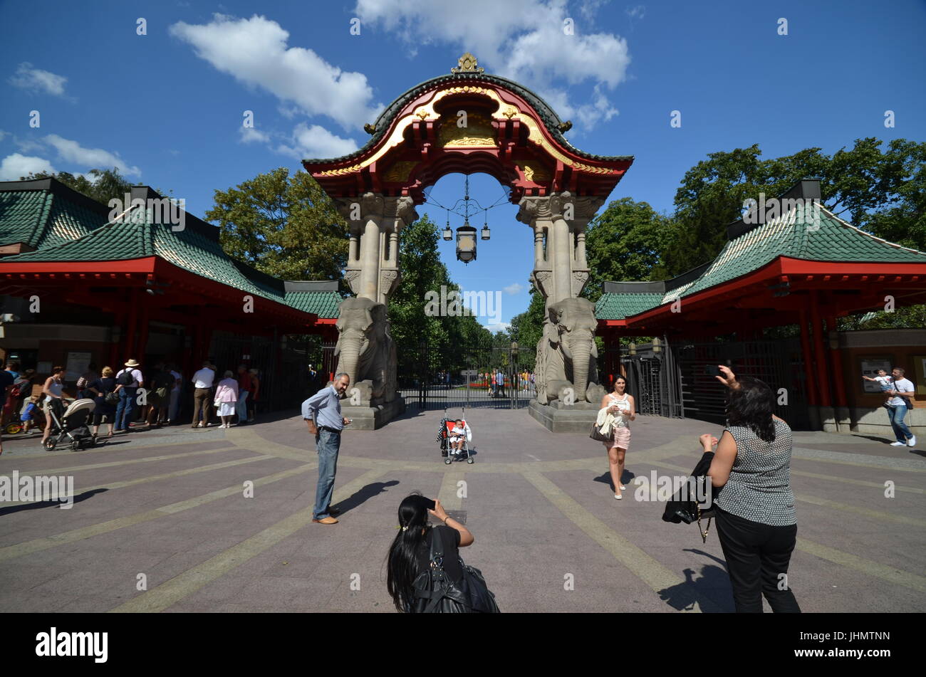 L'elefante porta d'ingresso dalla strada di Budapest del giardino zoologico di Berlino il 25 agosto 2013, Germania Foto Stock