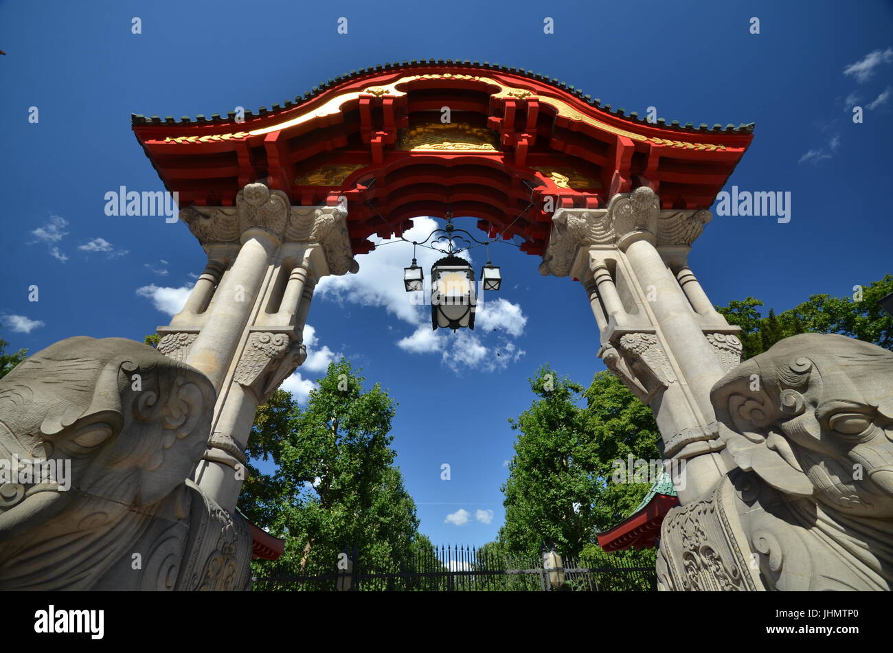 L'elefante porta d'ingresso dalla strada di Budapest del giardino zoologico di Berlino il 25 agosto 2013, Germania Foto Stock