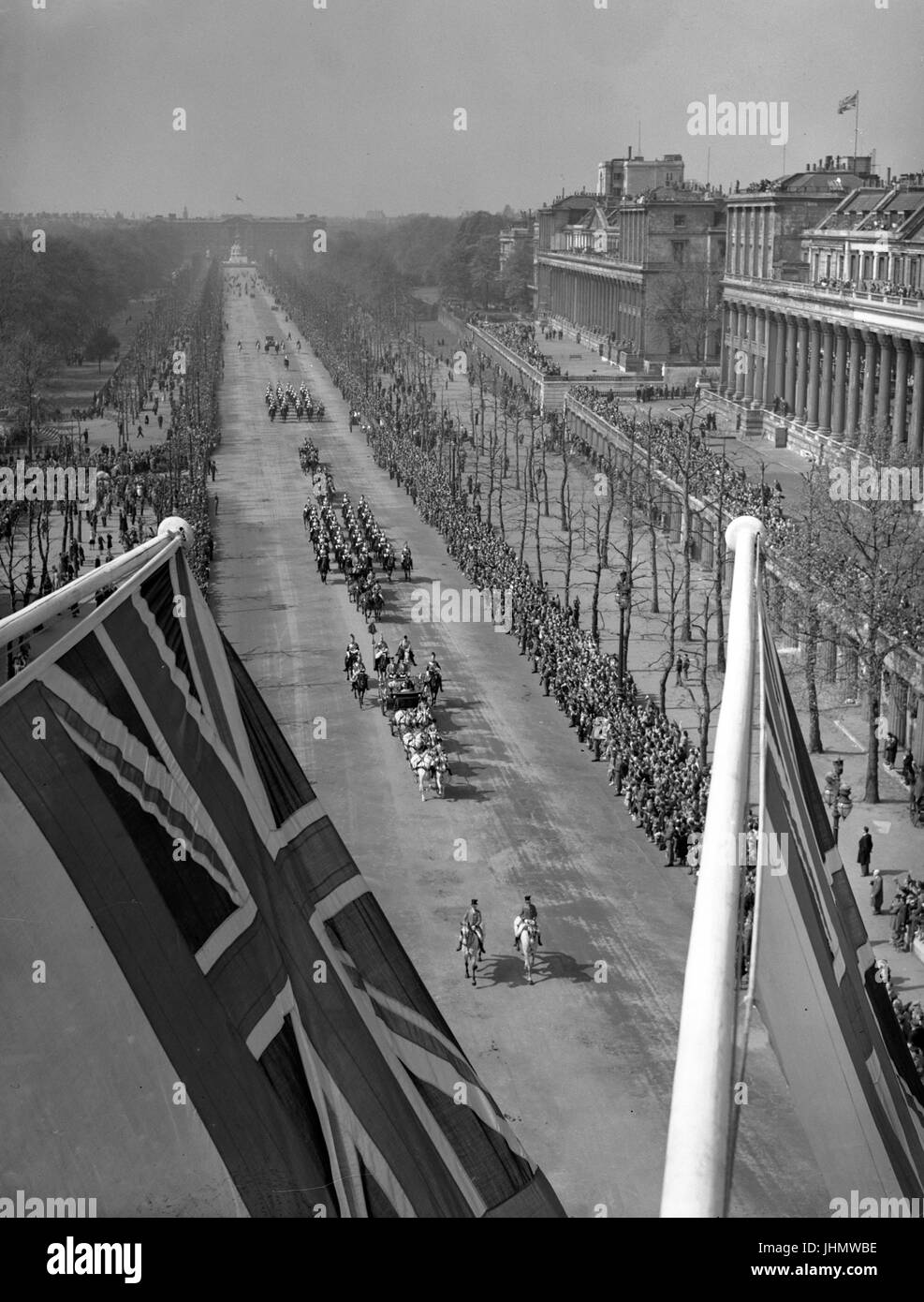 La scena da Admiralty Arch come bianco Alfieri fare un quadro simbolico per il corteo reale come si fa strada il centro commerciale sulla strada per la Cattedrale di St Paul. Foto Stock