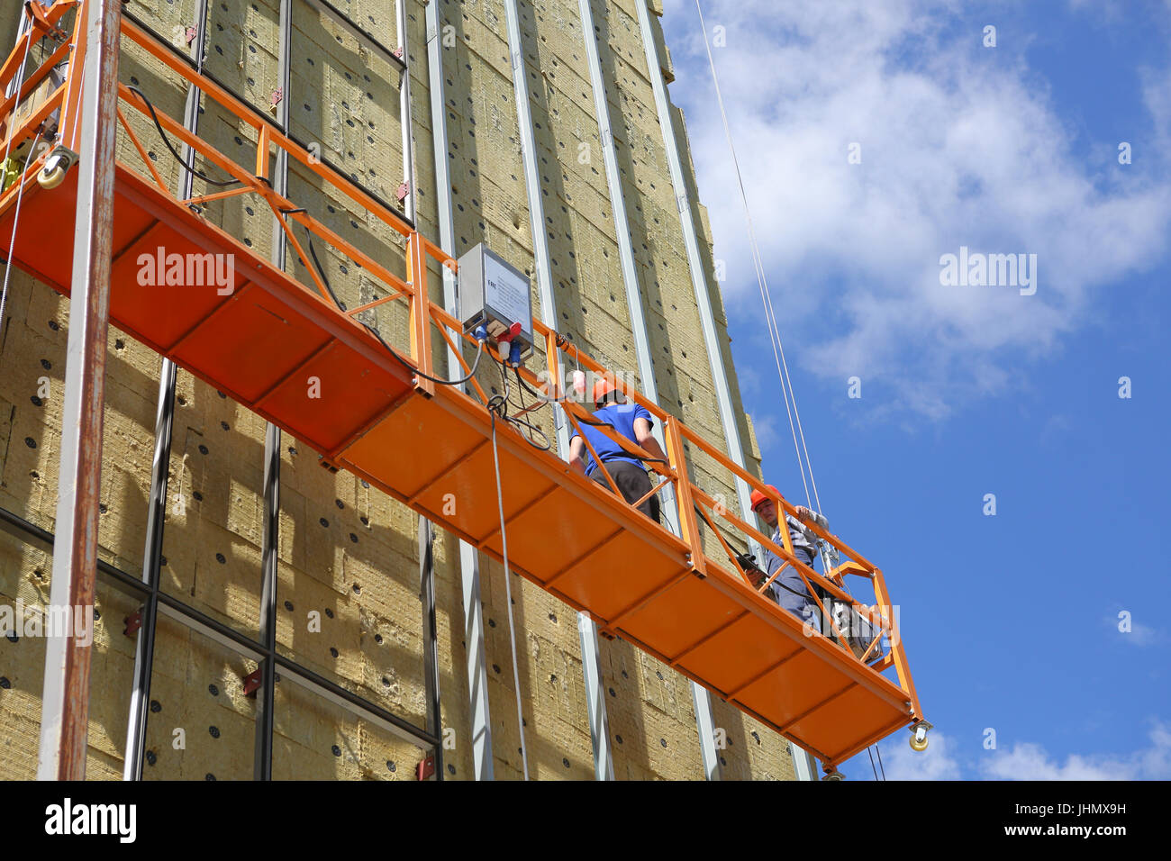 Le squadre di ingegneri delle costruzioni lavorando sul vetro della nuova Perinatal Medical Center di Tambov Foto Stock