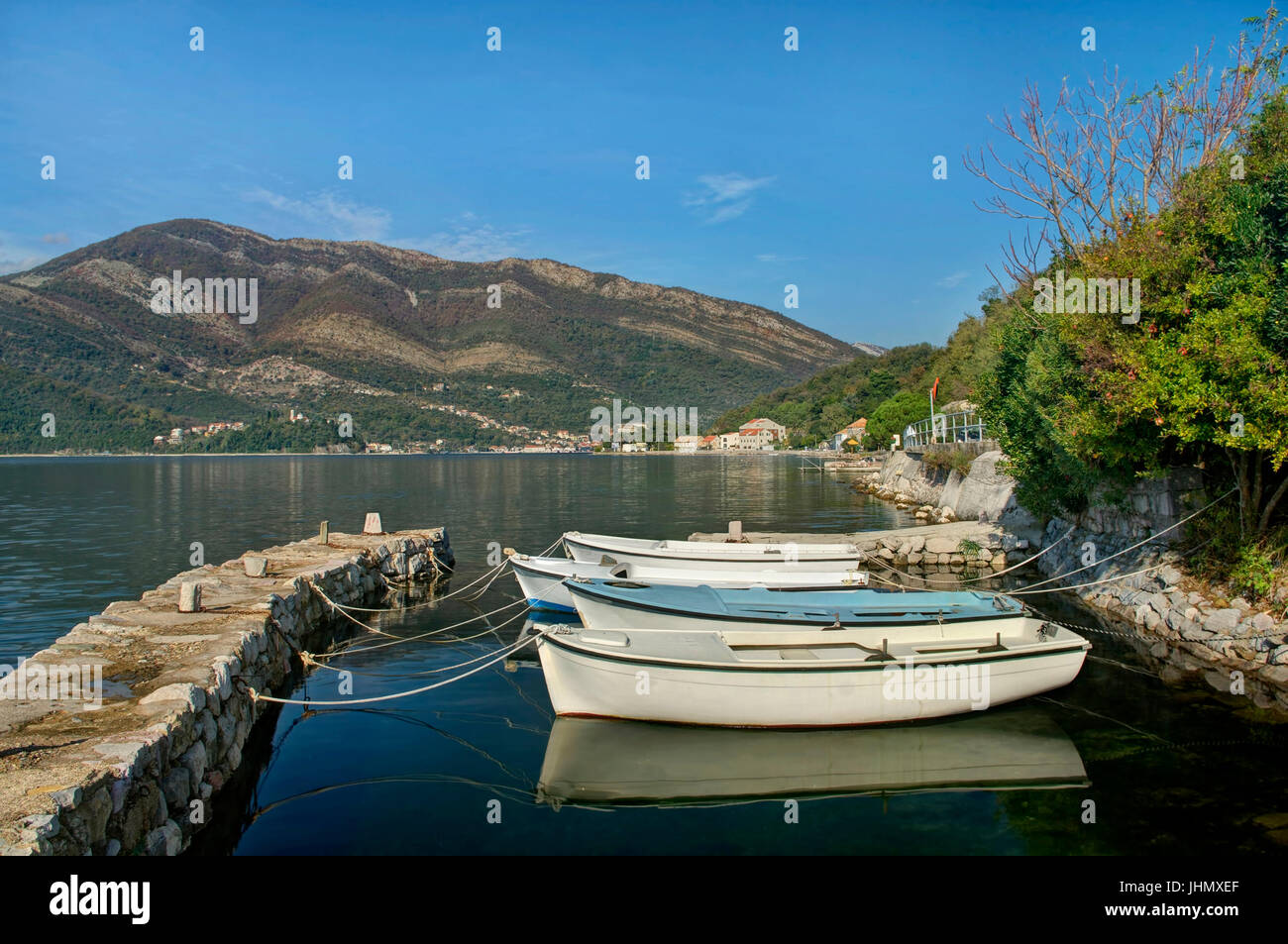 Tre barche nel piccolo molo di Tivat, Montenegro Foto Stock