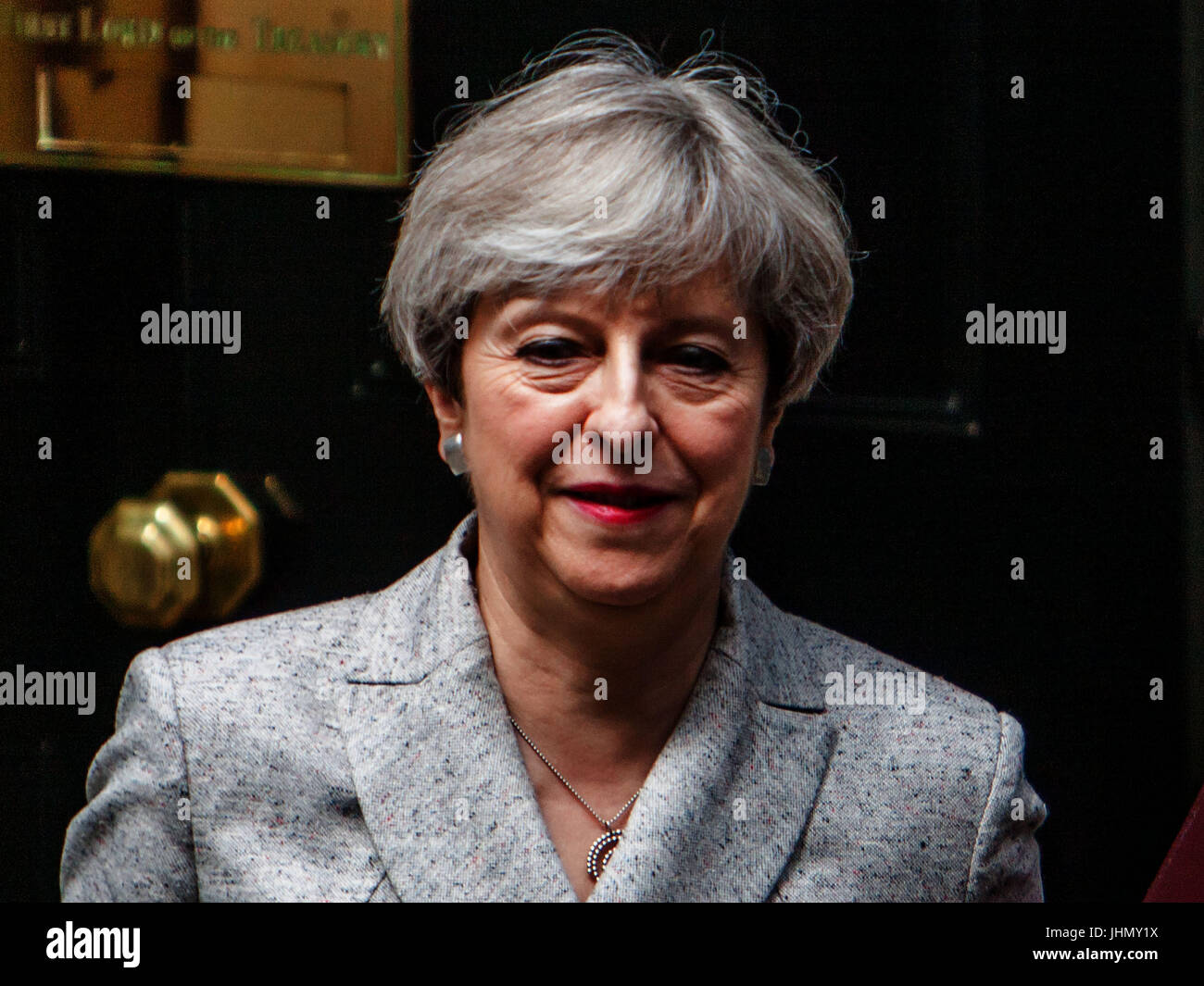 Il Primo Ministro inglese Theresa Maggio lascia Downing Street dopo la riunione con la DUP con: Theresa Maggio dove: London, England, Regno Unito quando: 13 giu 2017 Credit: Wheatley/WENN Foto Stock