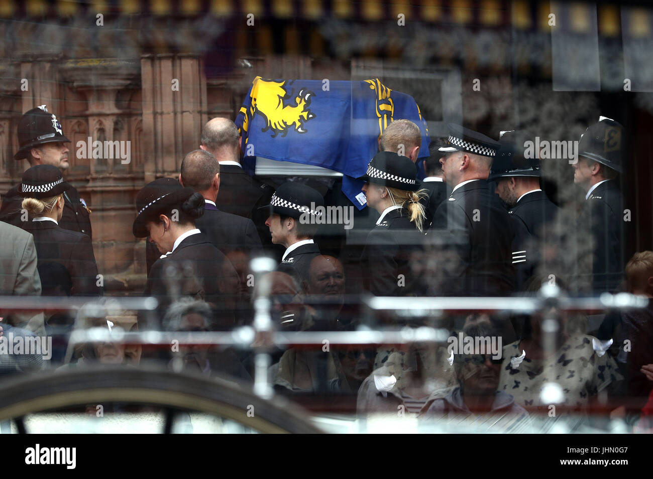 La bara del detective Constable Elaine McIvor, 43, a che serve il Cheshire Constabulary ufficiale che è stato ucciso nell'Arena di Manchester il terrore di bombardamenti attacco è portato in Chester Cathedral per il suo servizio funebre. Foto Stock