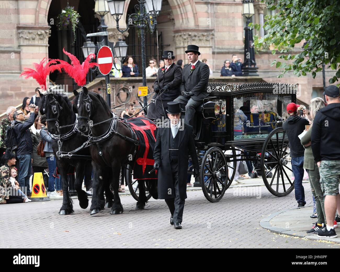 Il corteo funebre del detective Constable Elaine McIvor, 43, a che serve il Cheshire Constabulary ufficiale che è stato ucciso nell'Arena di Manchester il terrore di bombardamenti attacco arriva a Chester Cathedral per il suo servizio funebre. Foto Stock