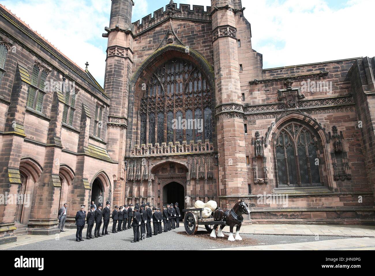 Gli ufficiali di polizia formano una guardia d'onore al di fuori di Chester Cathedral per il funerale del detective Constable Elaine McIvor, 43, a che serve il Cheshire Constabulary ufficiale che è stato ucciso nell'Arena di Manchester il bombardamento di attacco terroristico. Foto Stock