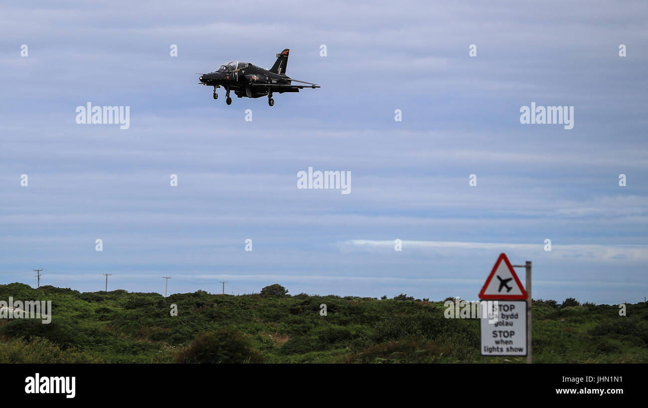 Un falco T2 aerei di atterraggio a RAF Valley in Anglesey, Galles del Nord. Foto Stock