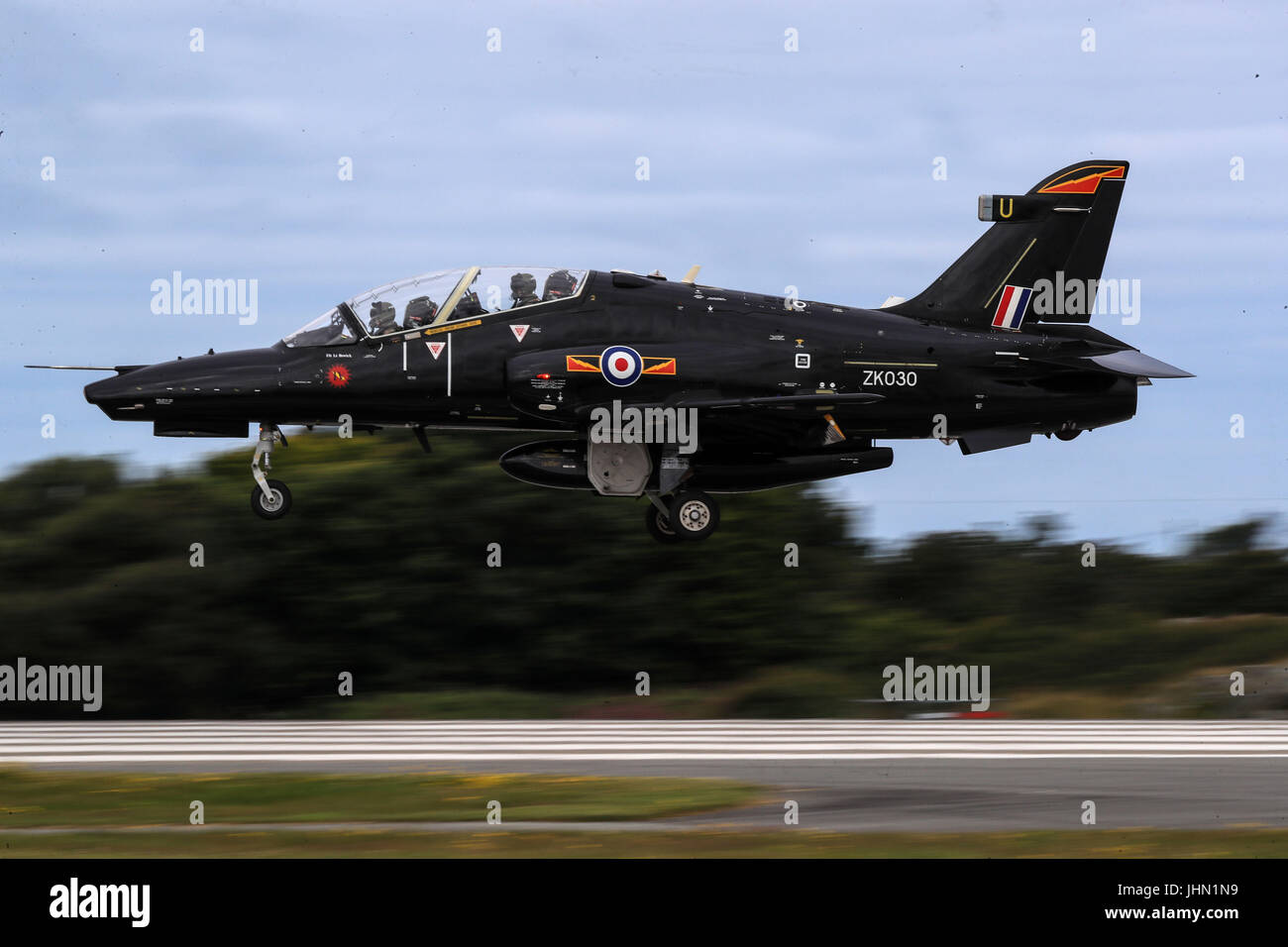 Un falco T2 aerei di atterraggio a RAF Valley in Anglesey, Galles del Nord. Foto Stock