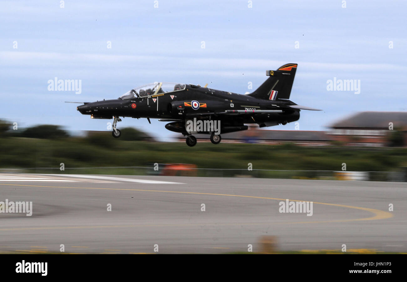 Un falco T2 aerei di atterraggio a RAF Valley in Anglesey, Galles del Nord. Foto Stock