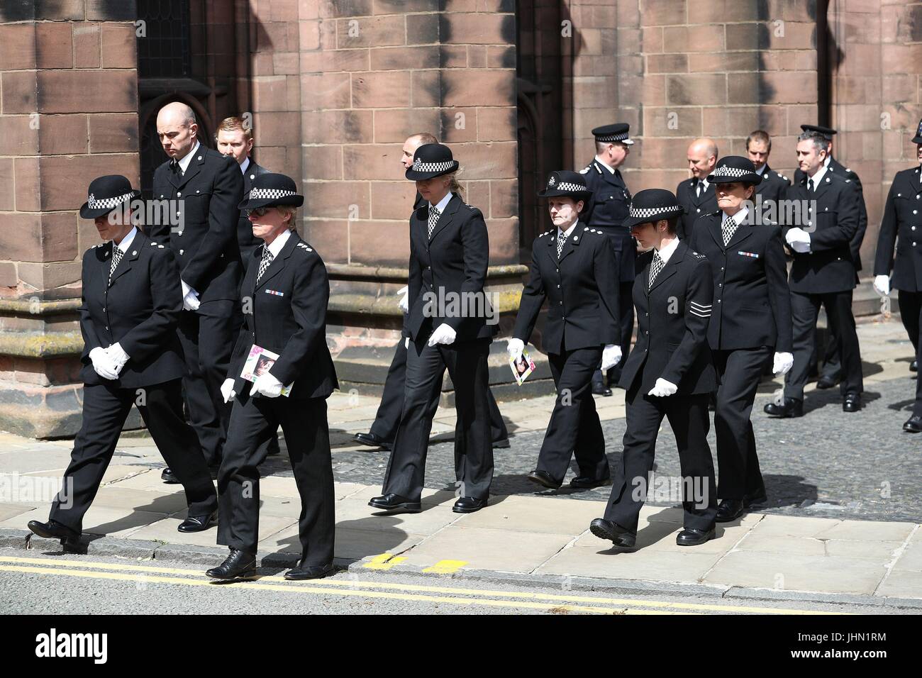 Gli ufficiali di polizia di lasciare Chester Cathedral seguendo il servizio funebre del detective Constable Elaine McIvor, 43, a che serve il Cheshire Constabulary ufficiale che è stato ucciso nell'Arena di Manchester il bombardamento di attacco terroristico. Foto Stock