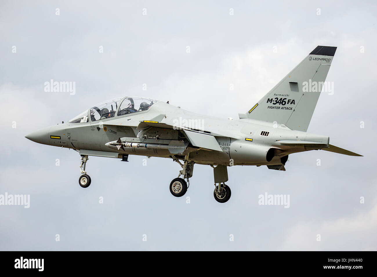 Un italiano aermacchi t-346un maestro arriva a fairford davanti al riat air show Foto Stock