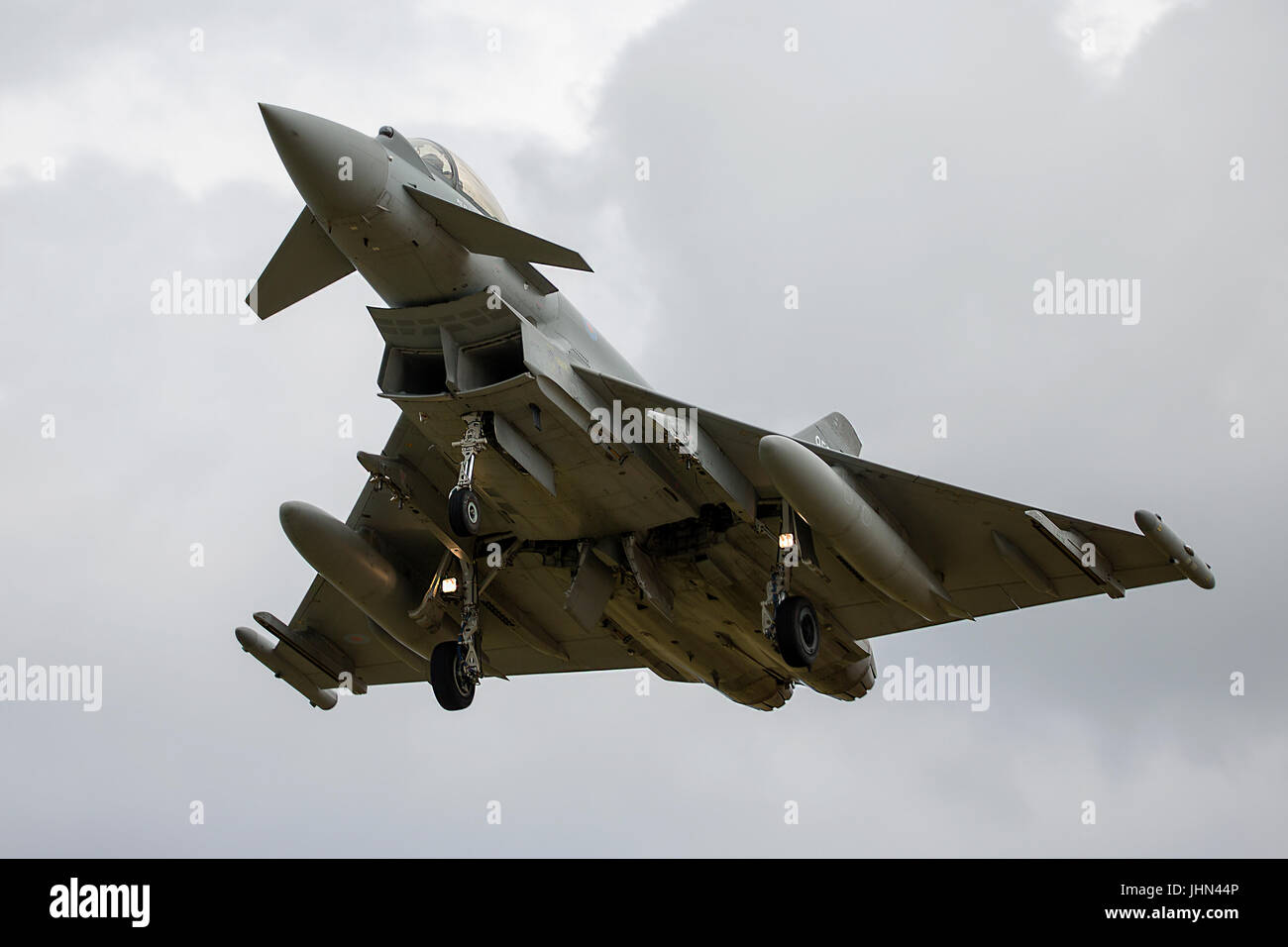 Un Royal Air Force bae hawk arriva a fairford davanti al riat air show Foto Stock