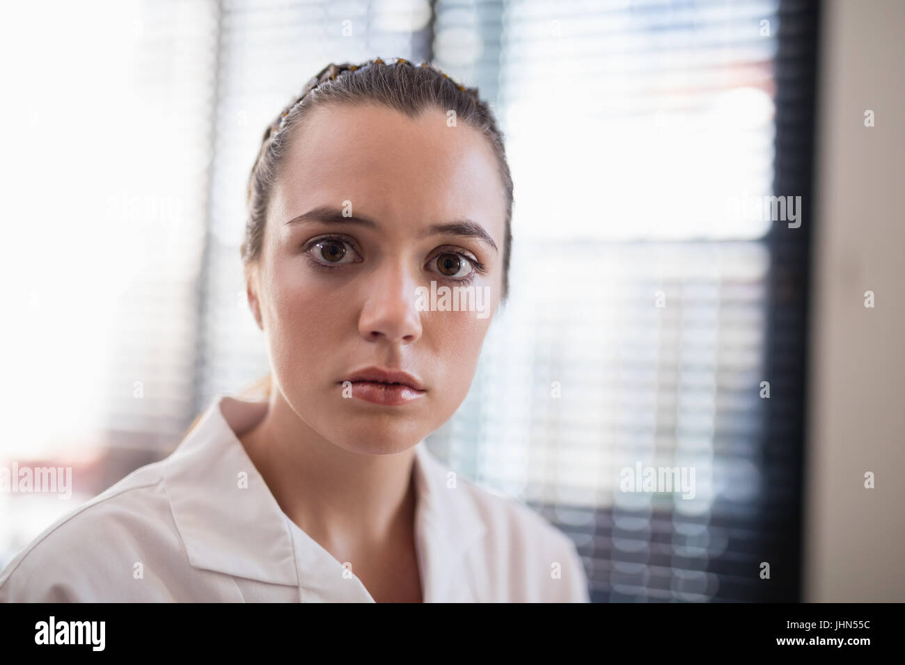 Close-up ritratto di preoccupato giovane femmina terapista in ospedale Foto Stock